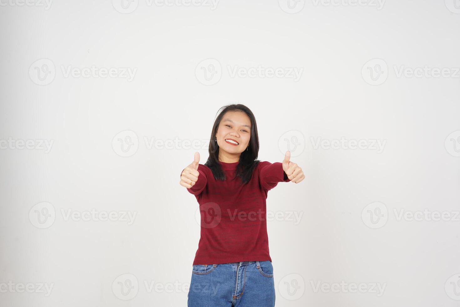jong Aziatisch vrouw in rood t-shirt tonen duim omhoog, mee eens concept geïsoleerd Aan wit achtergrond foto