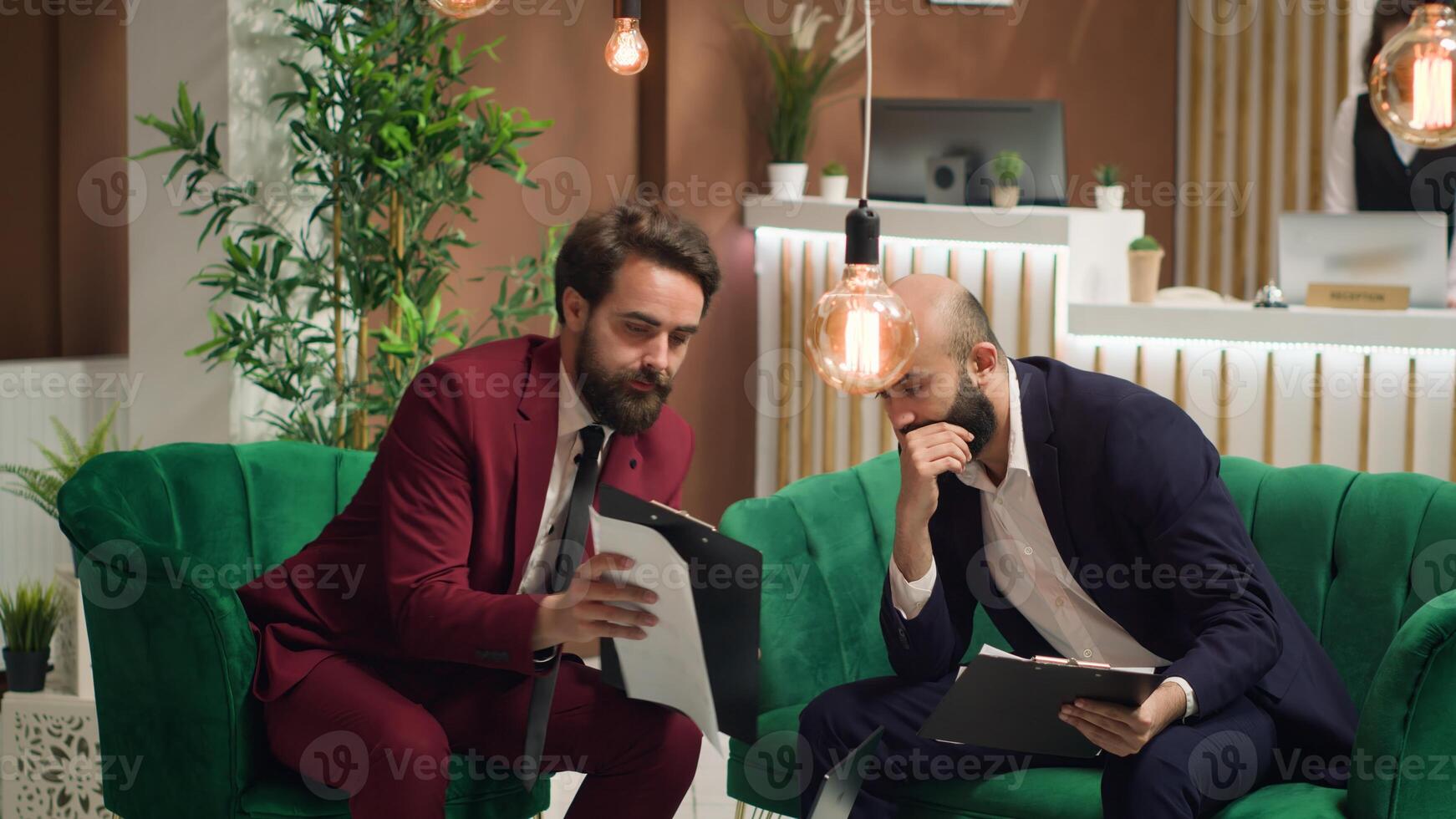 bedrijf partners smeden verbindingen Bij officieel bord ontmoeting, markering belangrijk moment in de reis. collega's sharing nieuw ideeën naar creëren economisch plan Bij hotel, zorgen voor toekomst samenwerkingen. foto