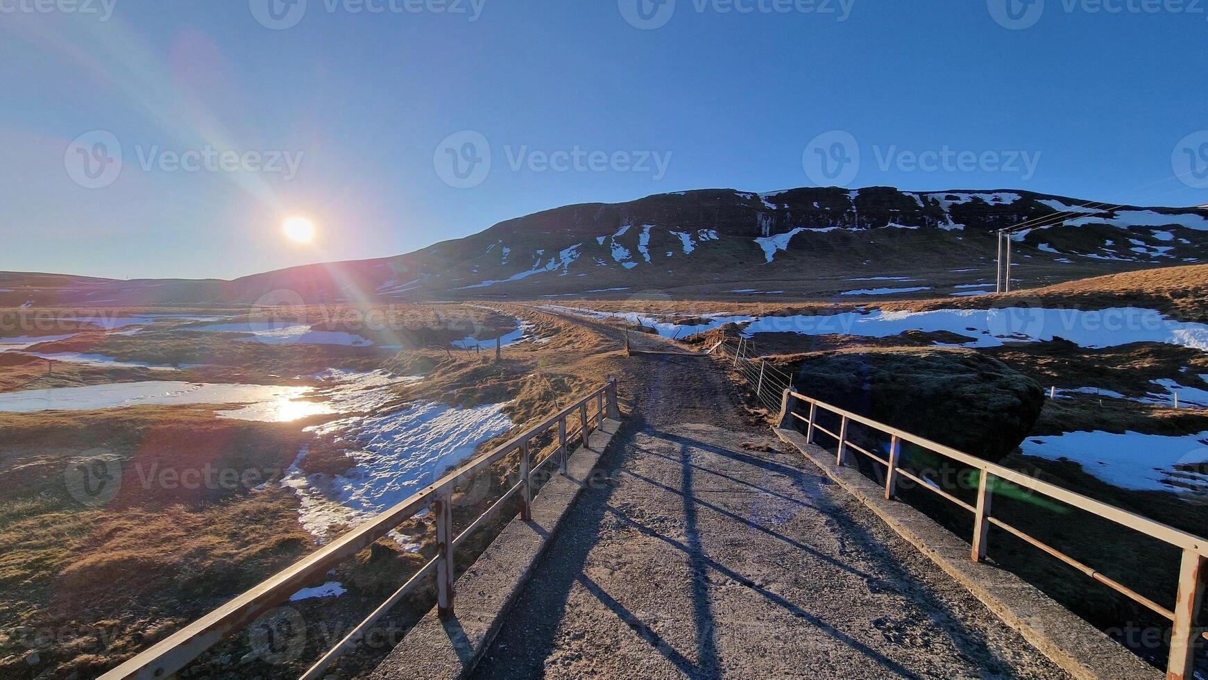 bevriezing verkoudheid IJslands landschap, langs de weg instelling met pad voor bezienswaardigheden bekijken, creëren winters landschap in IJsland. ijzig natuurlijk Scandinavisch panoramisch visie. foto