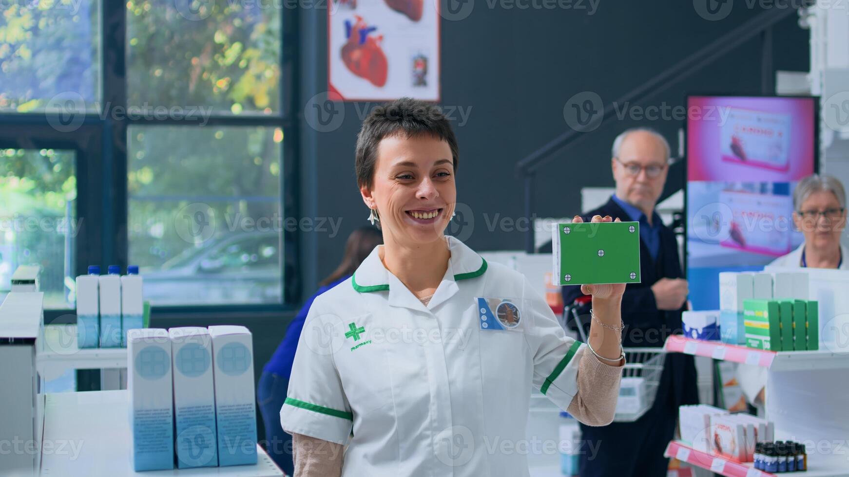 portret van vrolijk apotheker in apotheek Holding geïsoleerd verpakt farmaceutisch Product. vriendelijk gezondheidszorg specialist klaar naar voorzien geneeskrachtig Diensten naar klanten, Holding geneesmiddel doos foto