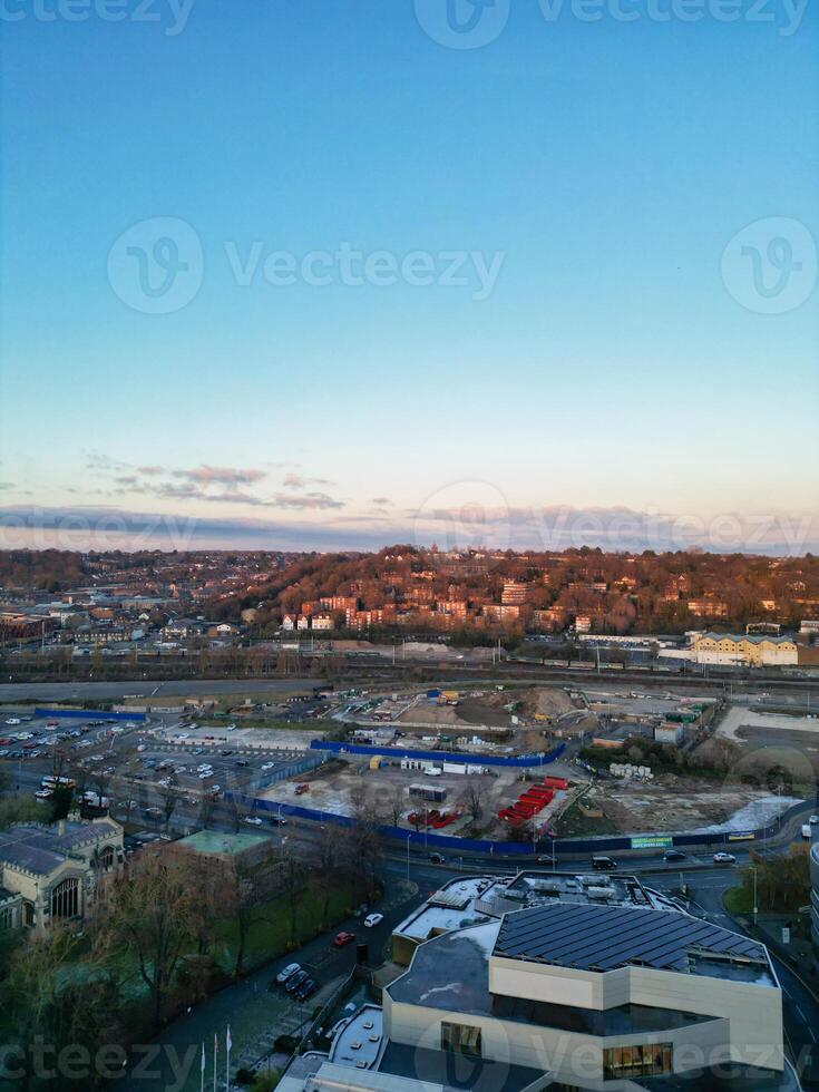 hoog hoek visie van gebouwen Bij stad centrum en downtown van luton, Engeland Verenigde koninkrijk. dec 1e, 2023 foto