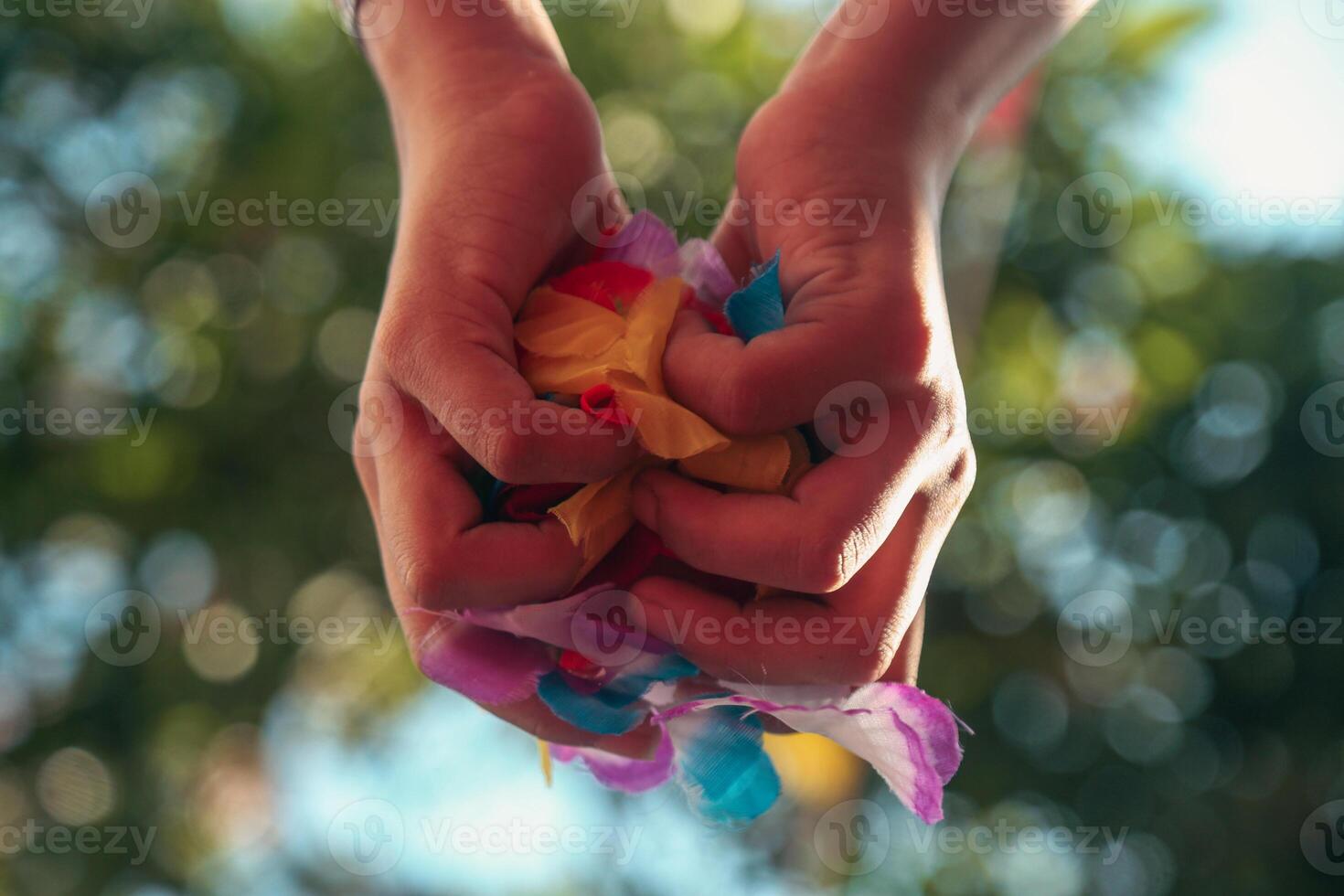vrouw handen Holding nep bloemen foto