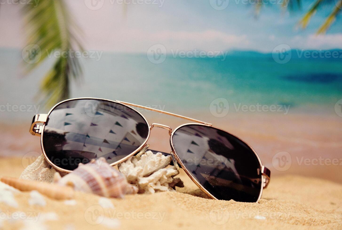 zonnebril op het strand foto
