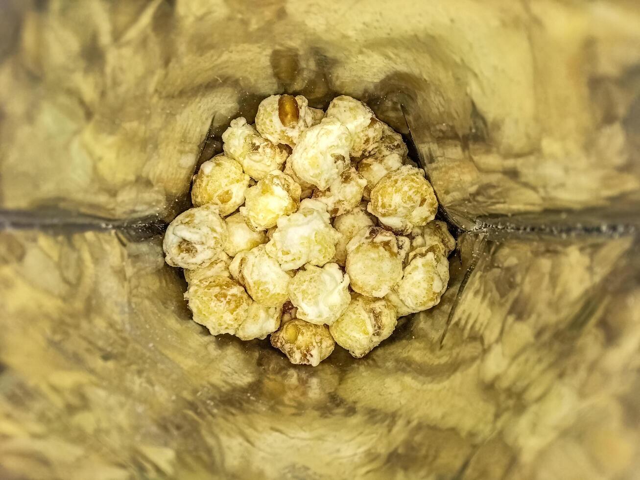 kaas gearomatiseerd popcorn in plastic verpakking foto