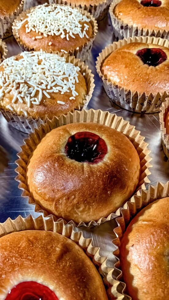 meerdere bakkerij cakes besprenkeld met chocola hagelslag in een bakken pan foto