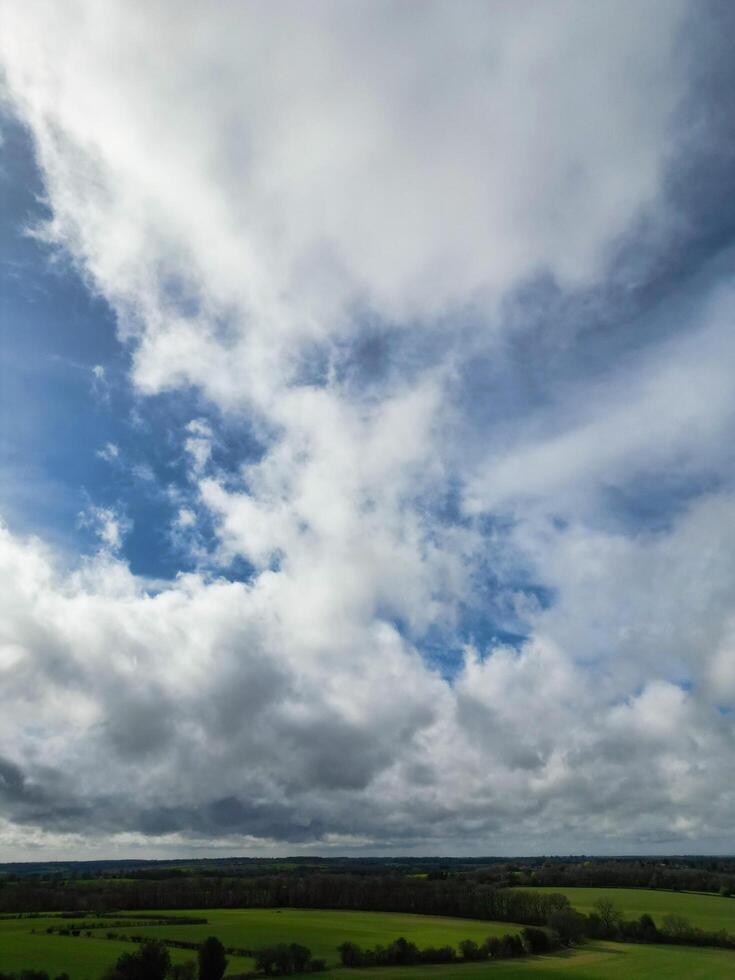 antenne visie van Brits platteland en agrarisch boerderij land- Bij dorp van Engeland uk. maart 1e, 2024 foto