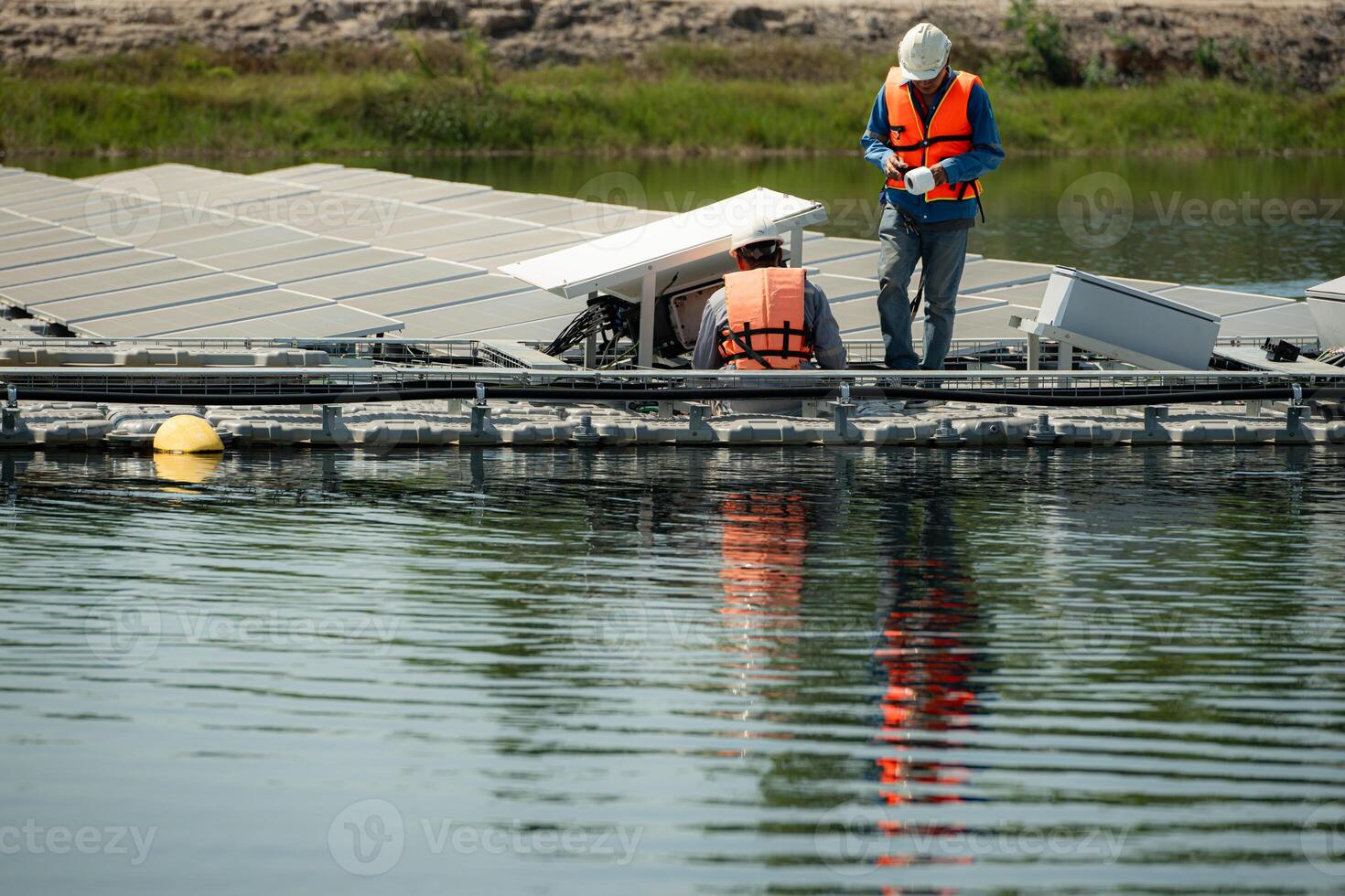 beide van technici zijn momenteel evalueren en repareren de transmissie terminals voor elektriciteit gegenereerd door zonne- energie in een drijvend zonne- macht systeem. foto