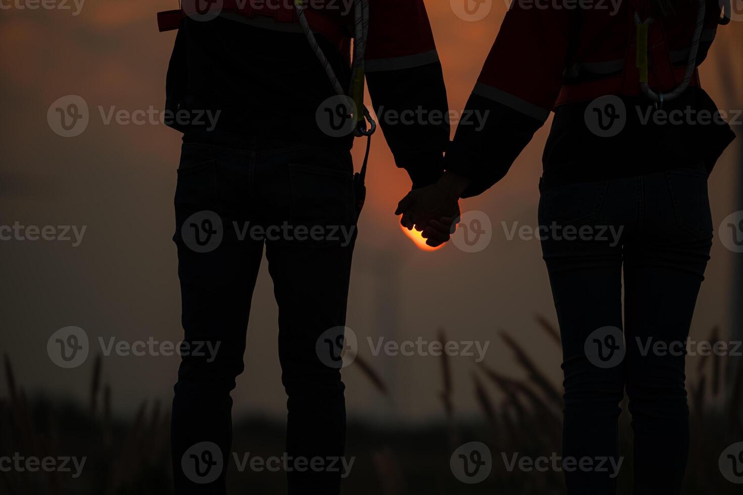 silhouet van een Mens en vrouw Holding handen Aan zonsondergang achtergrond foto