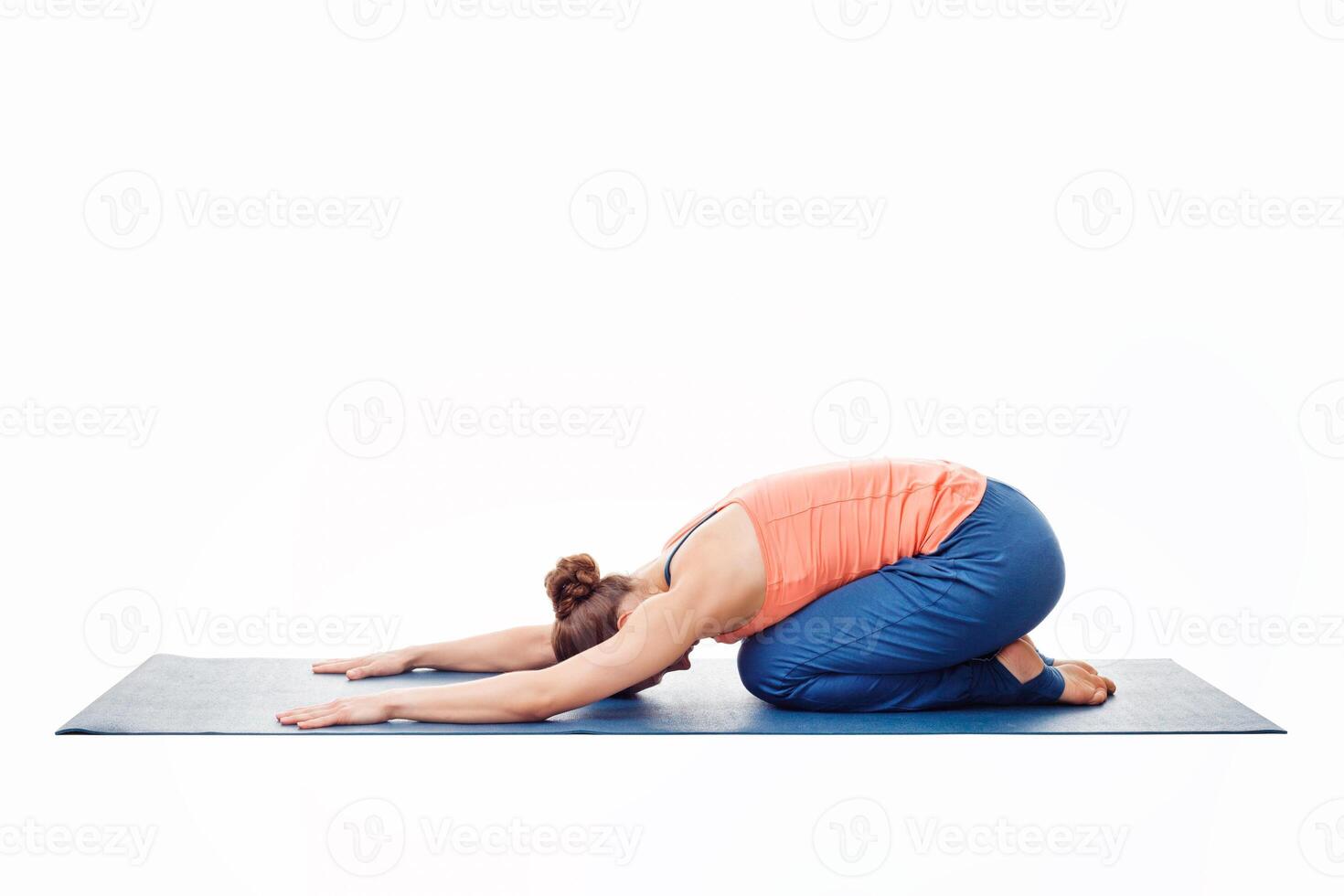 vrouw aan het doen Ashtanga Vinyasa yoga ontspanning asana balasana chil foto