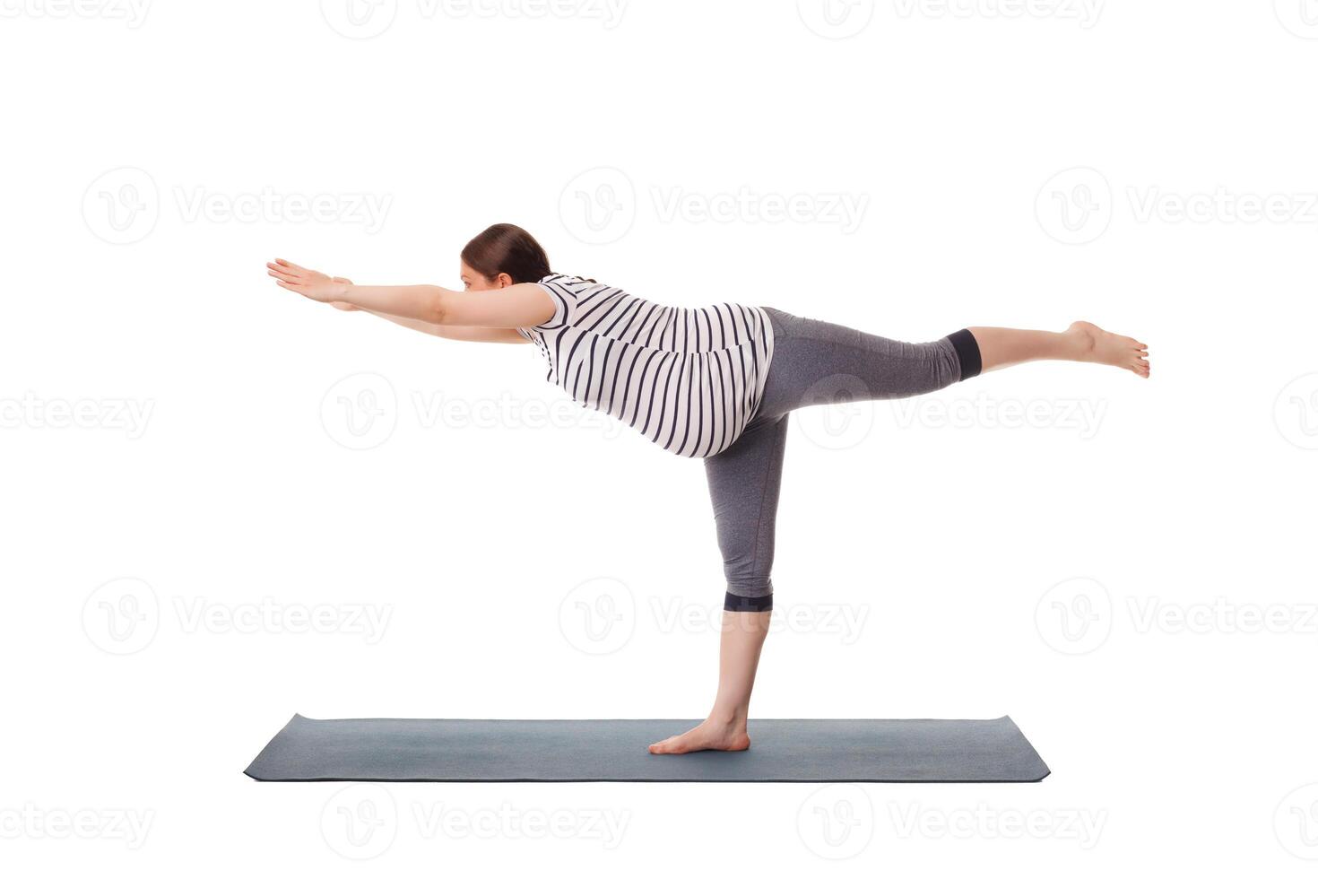 zwanger vrouw aan het doen yoga asana virabhadrasana 3 foto