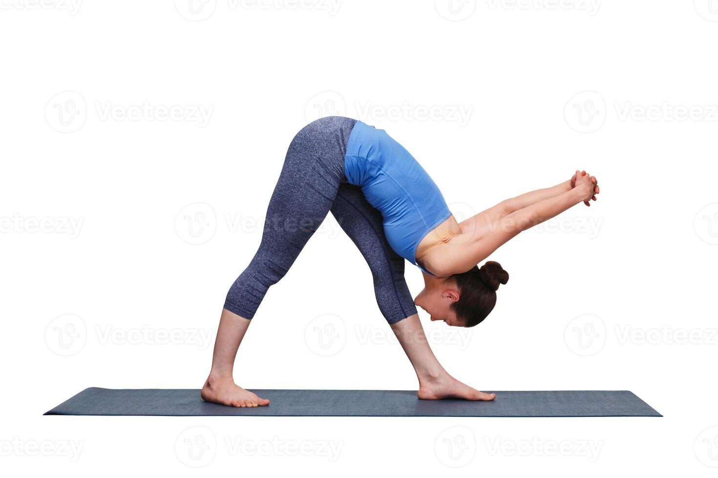 vrouw aan het doen Ashtanga Vinyasa yoga asana parsvottanasana foto