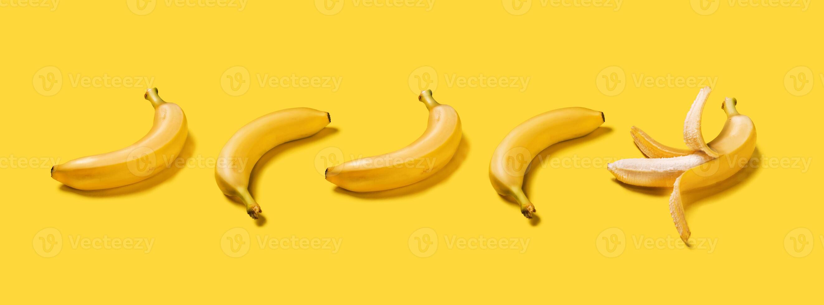 banier bananen met moeilijk schaduwen patroon Aan geel achtergrond foto