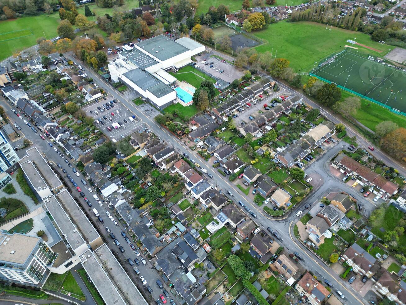 antenne visie van woon- wijk en echt landgoed huizen Bij hemel hennepstad stad van Engeland uk. november 5e, 2023 foto