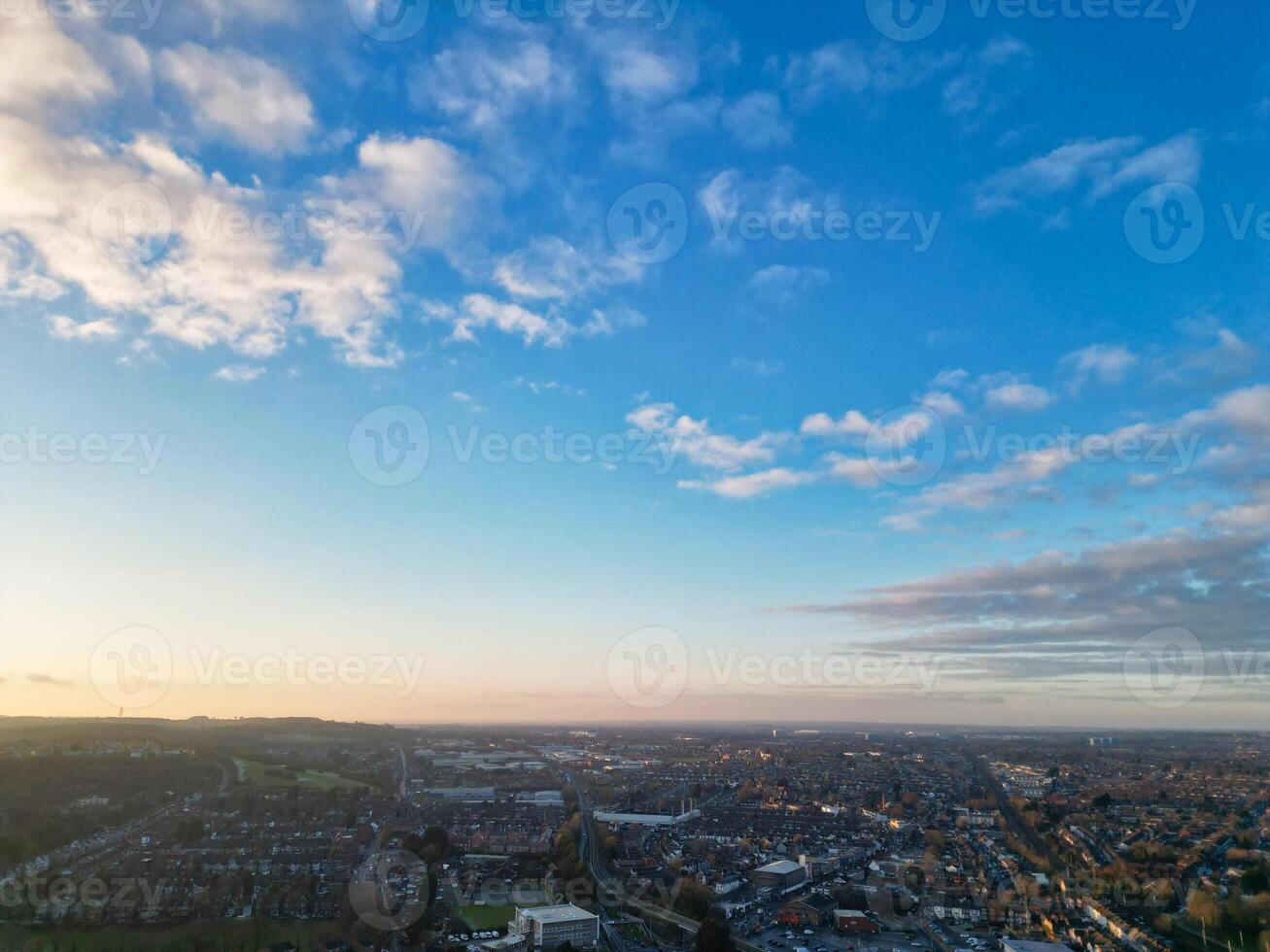 hoog hoek visie van gebouwen Bij stad centrum en downtown van luton, Engeland Verenigde koninkrijk. dec 1e, 2023 foto