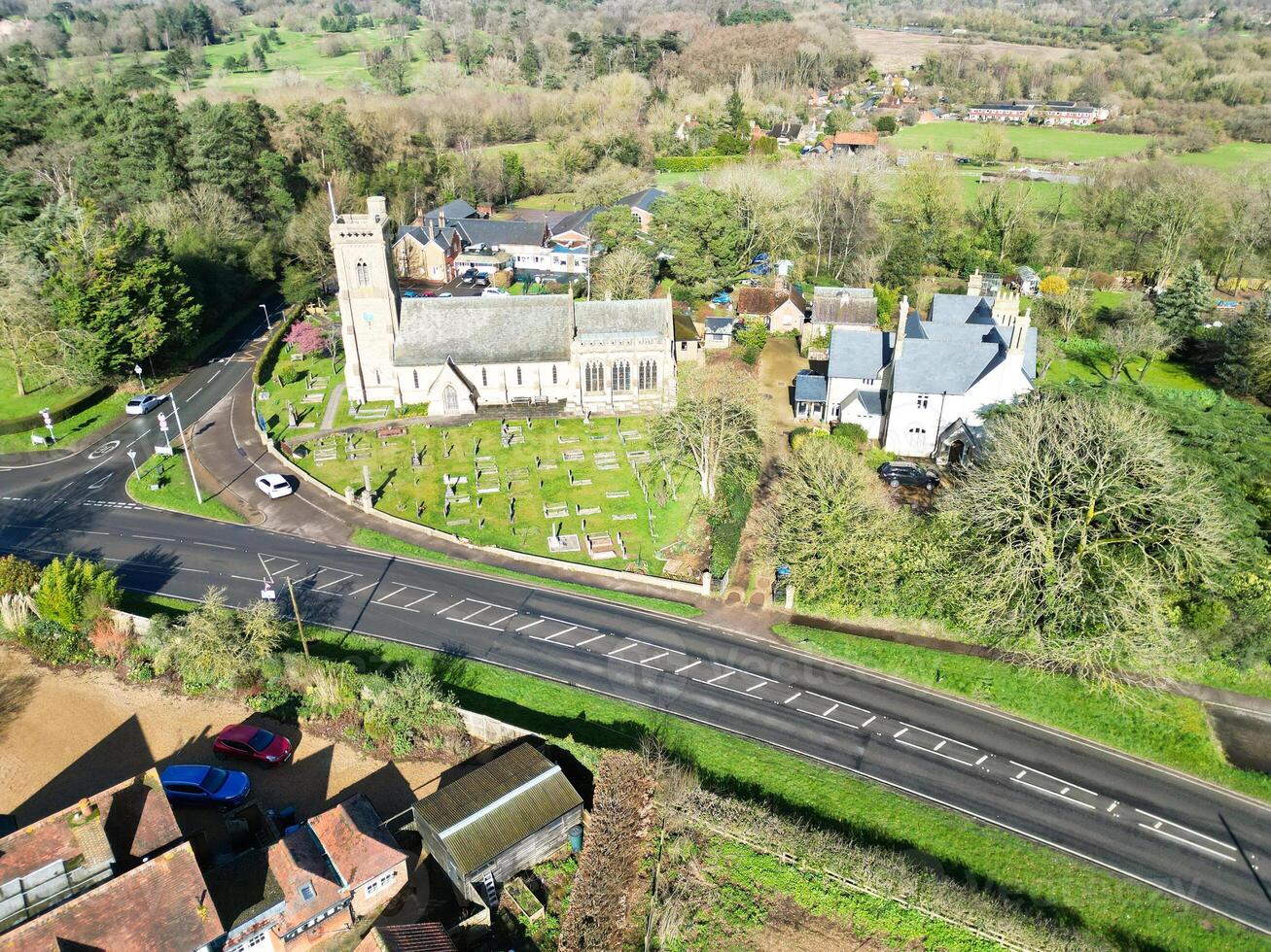 antenne visie van Brits platteland en agrarisch boerderij land- Bij dorp van Engeland uk. maart 1e, 2024 foto