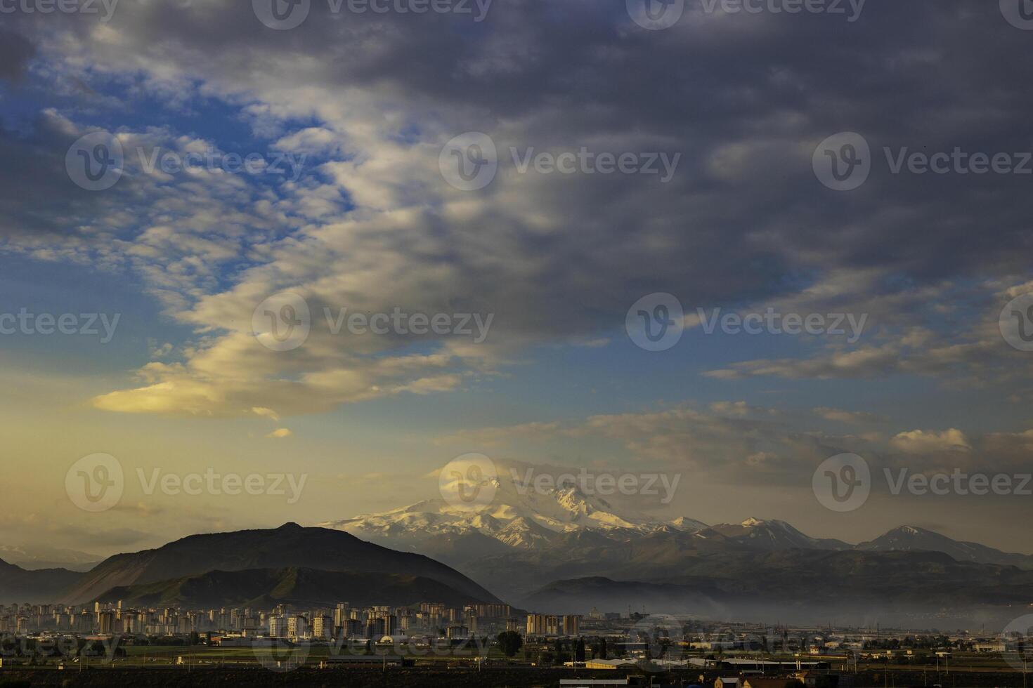 stadsgezicht van kayseri en monteren erciyes Bij zonsopkomst in de ochtend- foto