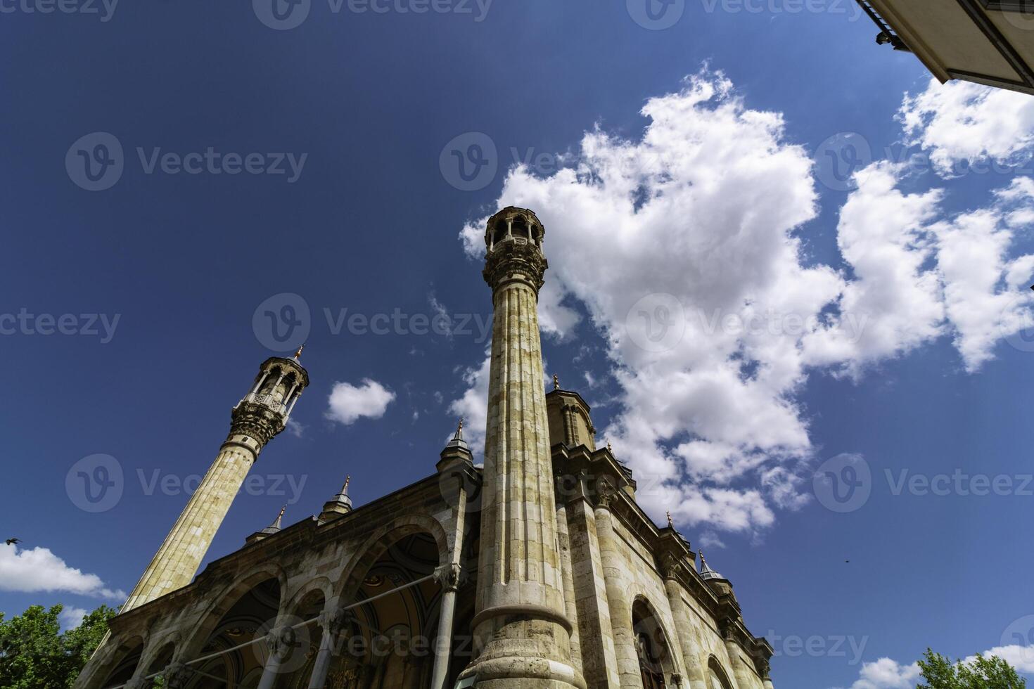konya aziziye moskee met gedeeltelijk bewolkt lucht. Islamitisch achtergrond foto