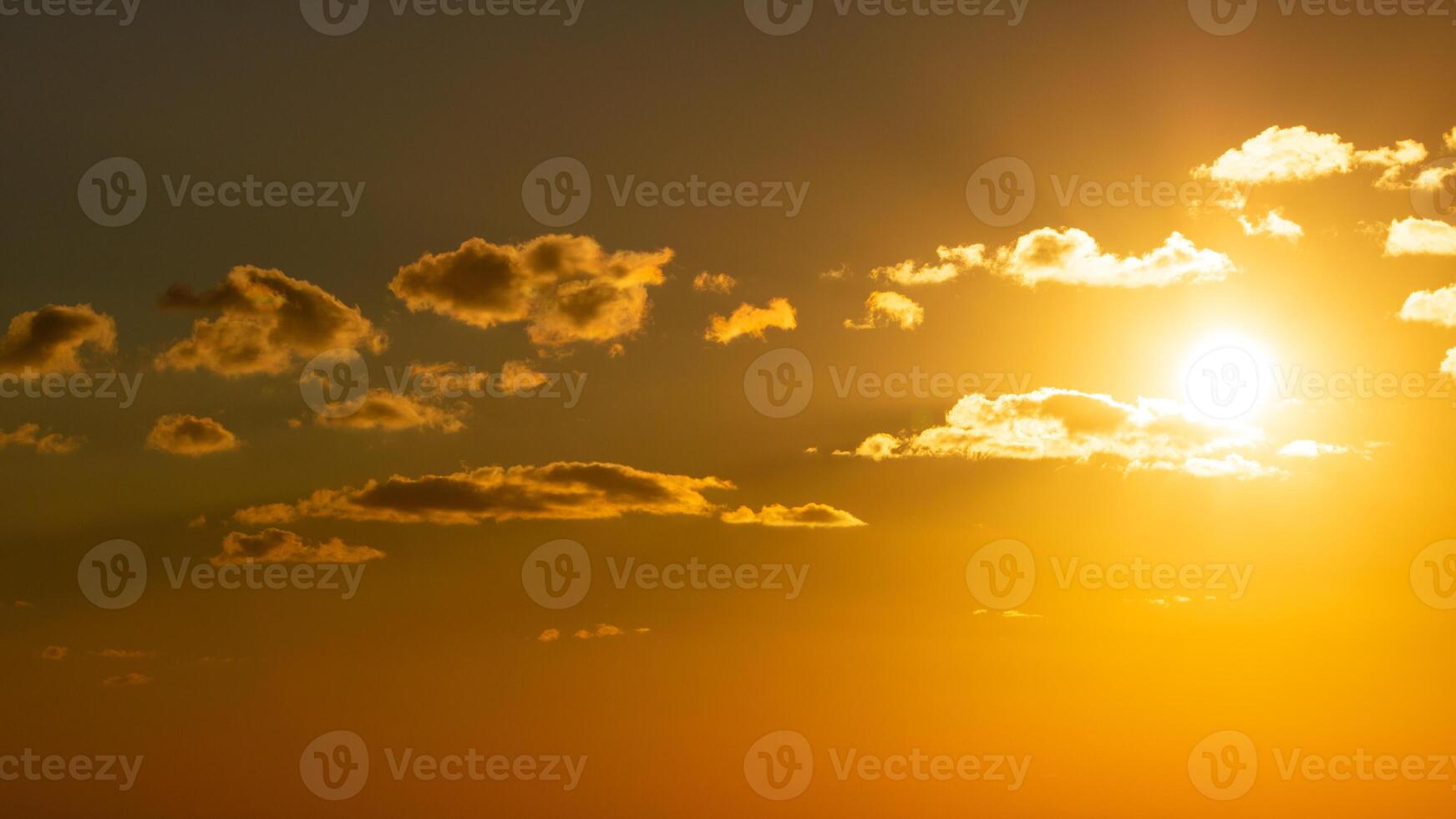 zonsondergang achtergrond of backdrop foto. gedeeltelijk bewolkt lucht Bij zonsondergang of zonsopkomst foto