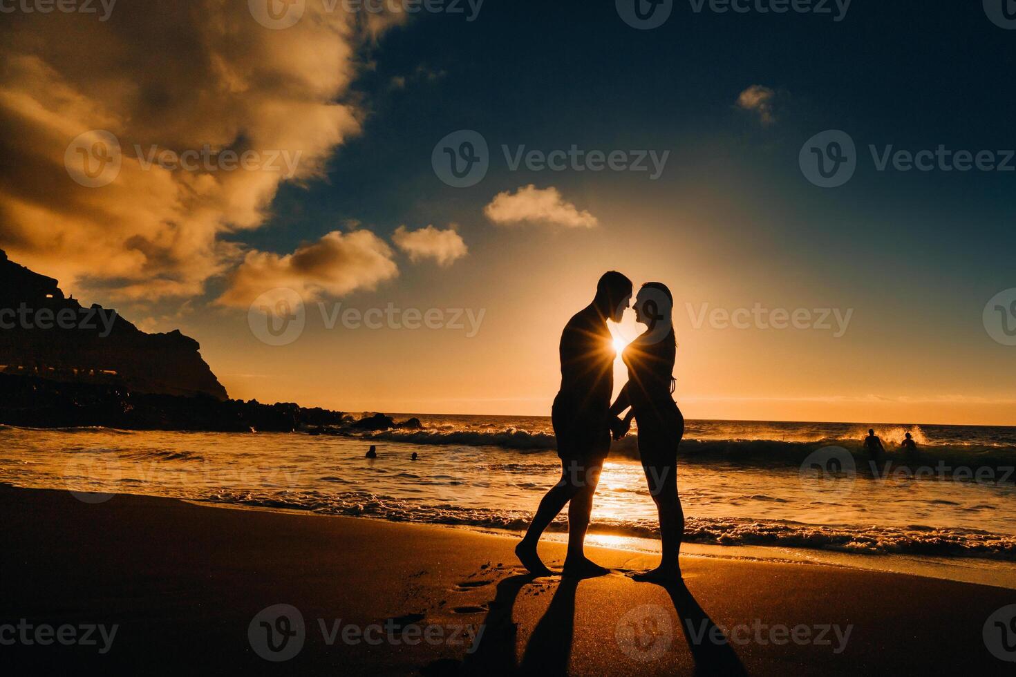 een paar in liefde is staand Aan de strand Holding handen Bij zonsondergang. de concept van een romantisch reis foto