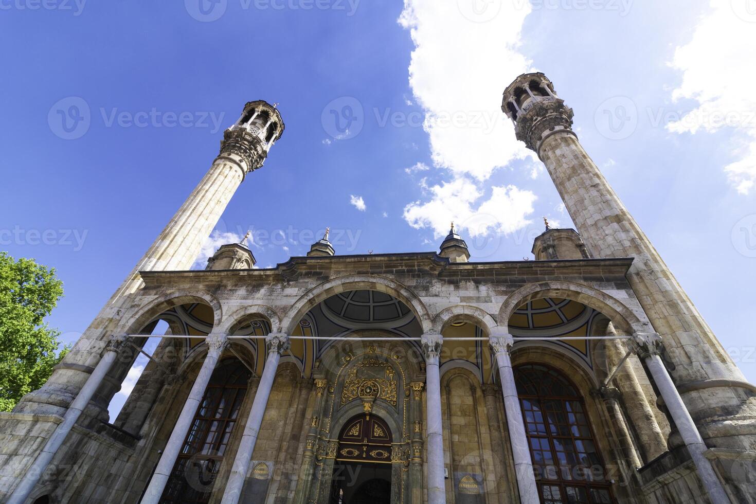 konya aziziye moskee. breed hoek visie van aziziye moskee in konya foto