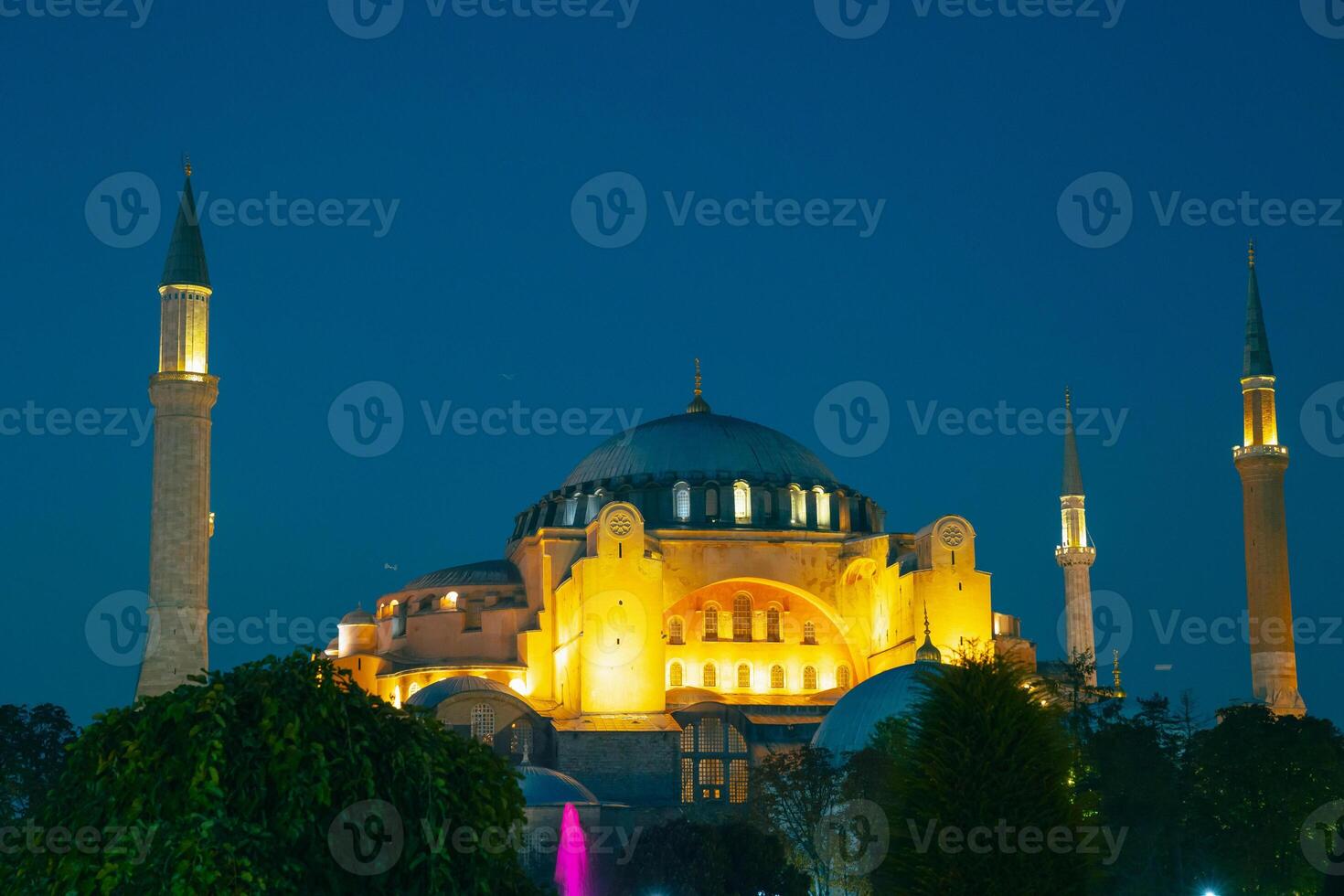 Istanbul foto. hagia sophia of ayasofya moskee Bij nacht. foto