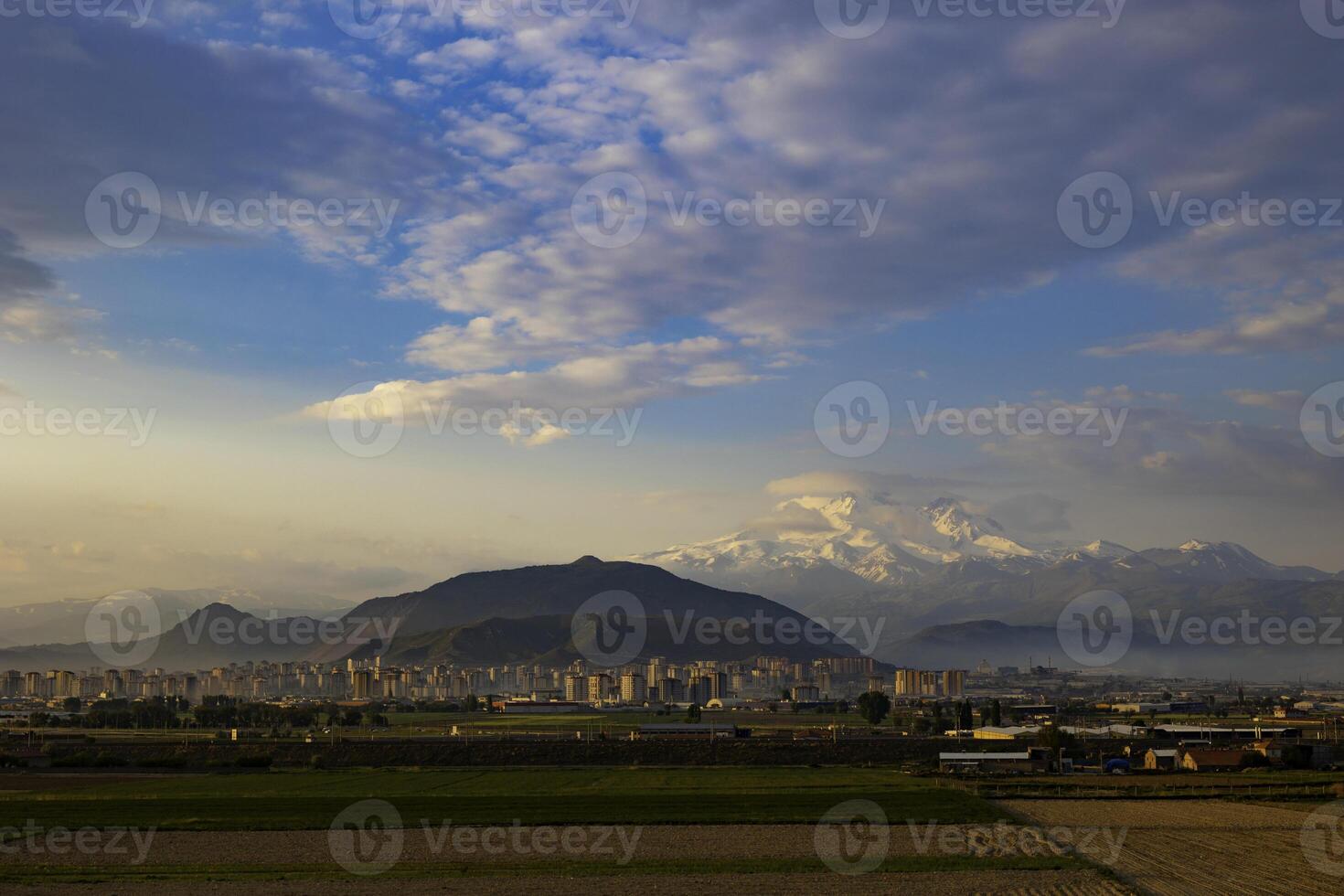 kayseri stad en monteren erciyes Bij zonsopkomst in de ochtend. foto