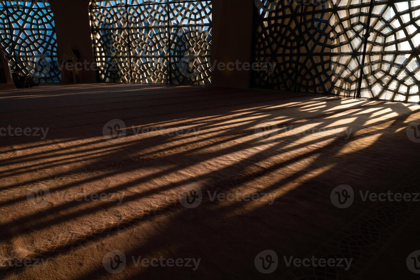 Islamitisch of Ramadan achtergrond foto. schaduwen van de Islamitisch patroon foto