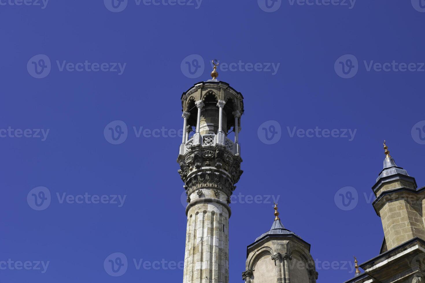minaret van konya aziziye moskee geïsoleerd Aan blauw lucht achtergrond foto