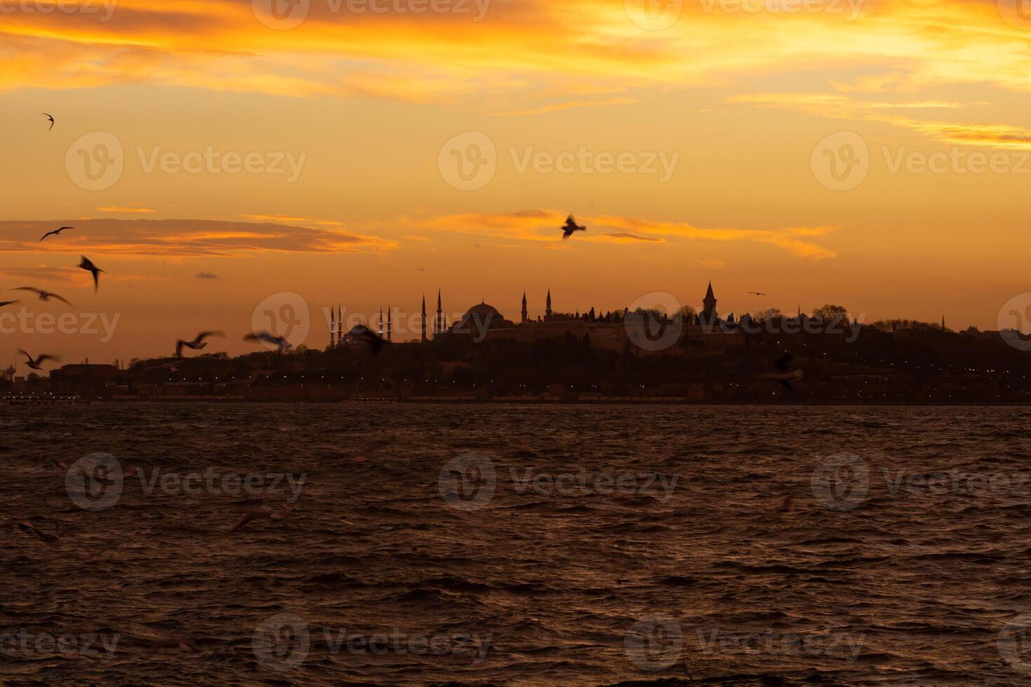 Istanbul silhouet. hagia sophia, sultanahmet of blauw moskee en topkapi paleis foto