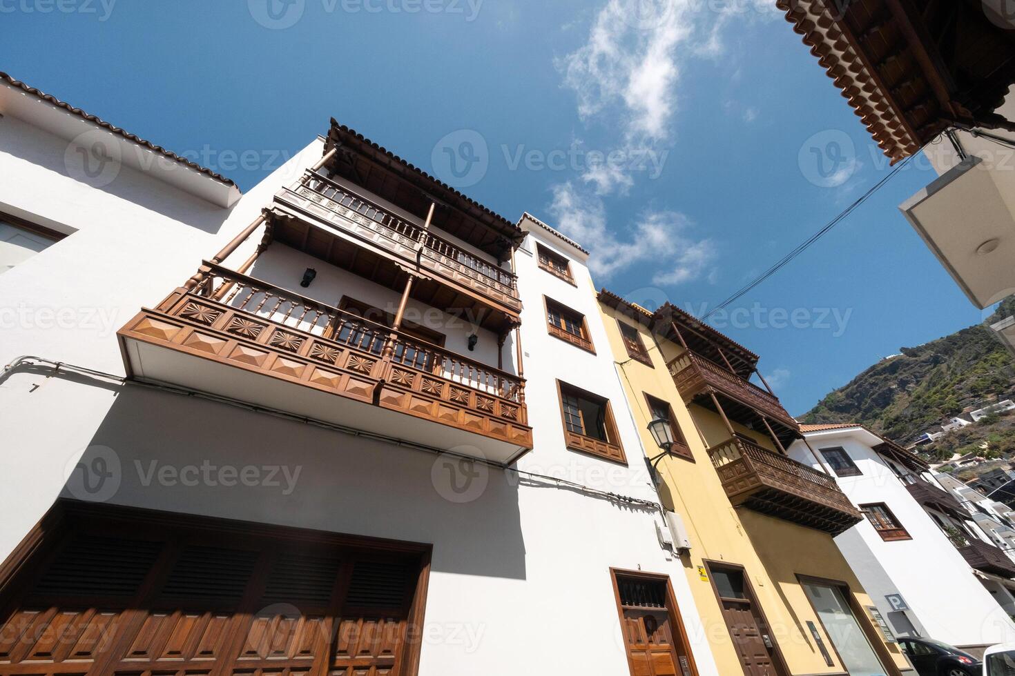 kleurrijk gebouwen met houten balkons Aan de straten van garacico, tenerife, kanarie eilanden, Spanje foto