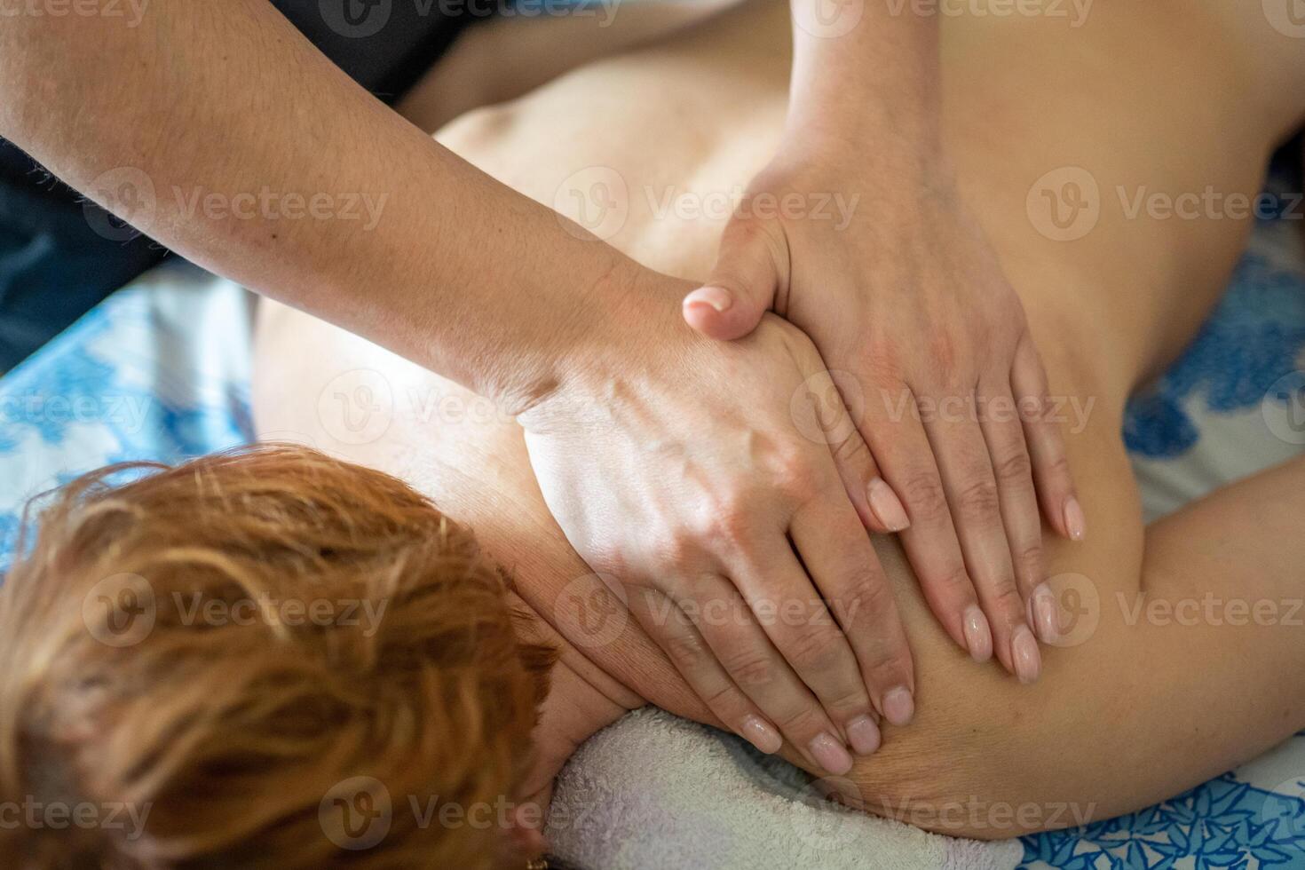 onherkenbaar vrouw krijgt professioneel terug massage in spa salon. concept van luxe professioneel massage. het schieten in langzaam beweging. foto