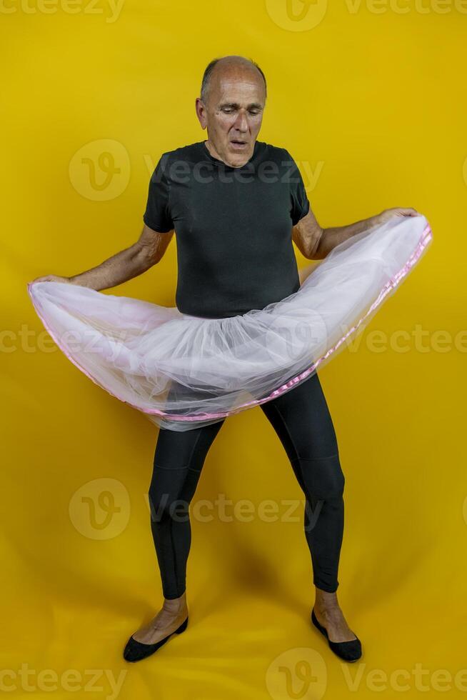 grappig portret van mannetje ballet danser. een volwassen ballet danser gekleed in tutu dansen onhandig foto
