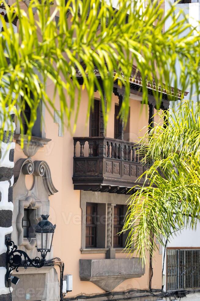 mooi oud houten balkon Aan de eiland van Tenerife in de kanarie eilanden.spanje foto