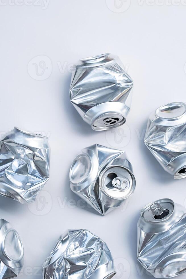 aluminium gebroken blikjes. sorteren vuilnis voor recyclen. foto