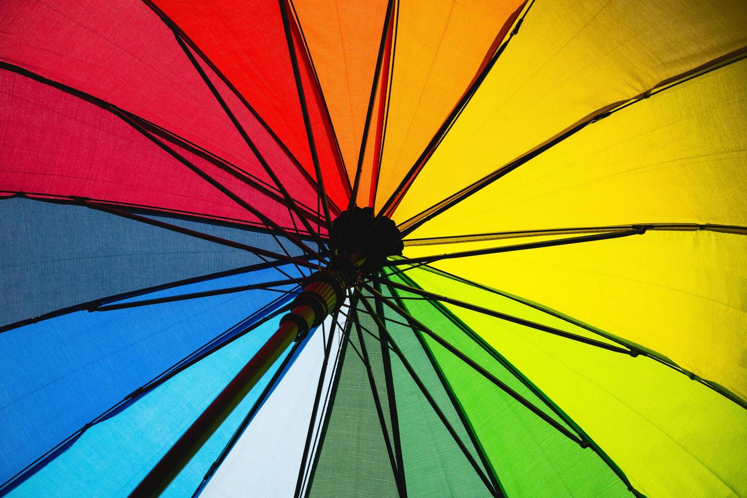een regenboog paraplu met een zwart omgaan met foto