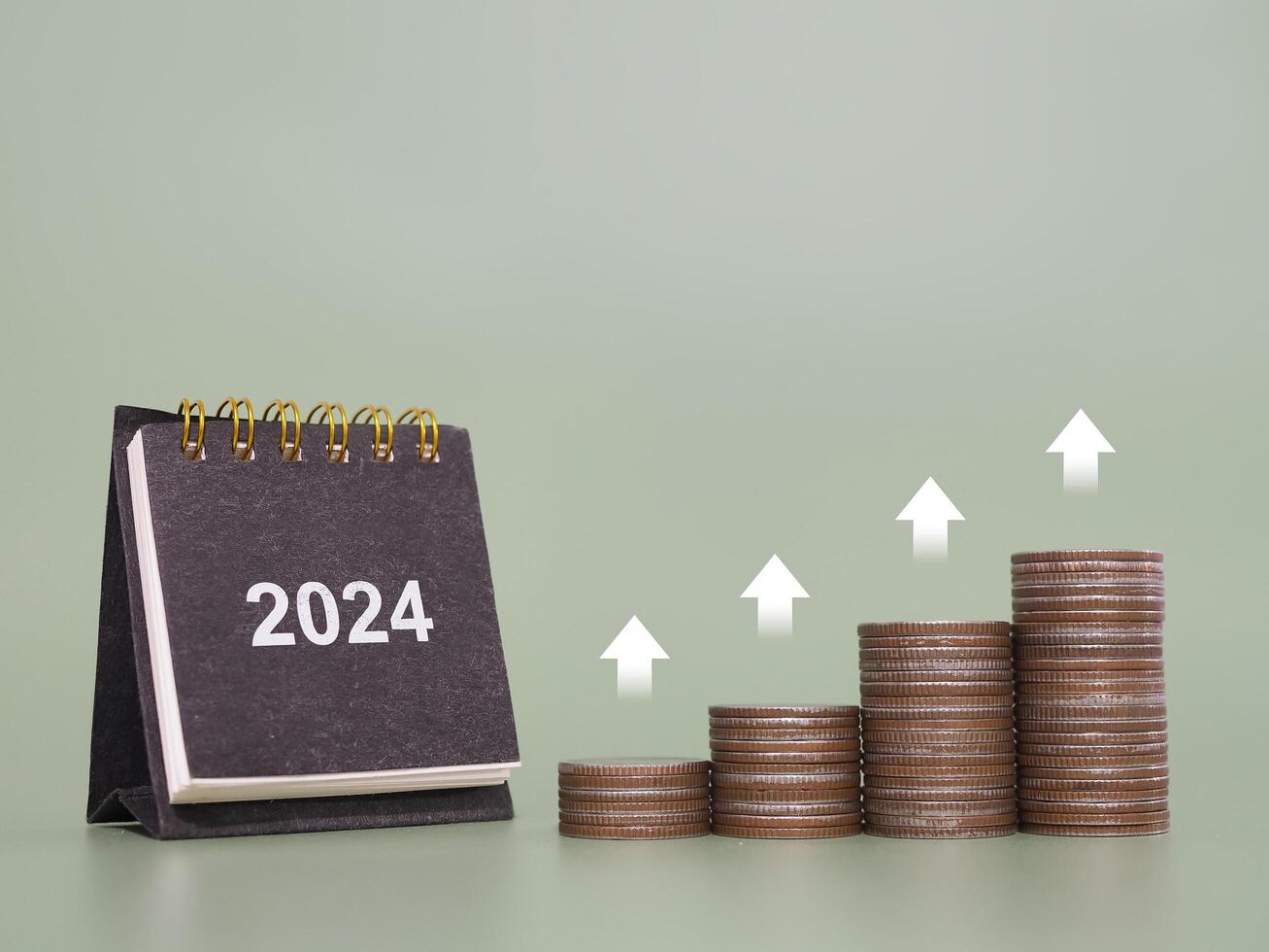 2024 bureau kalender, stack van munten met pijl stijgende lijn en doelwit pictogrammen. de concept van bedrijf groei, financieel investering, markt voorraad, winst opbrengst, dividend en bedrijf fonds in jaar 2024 foto