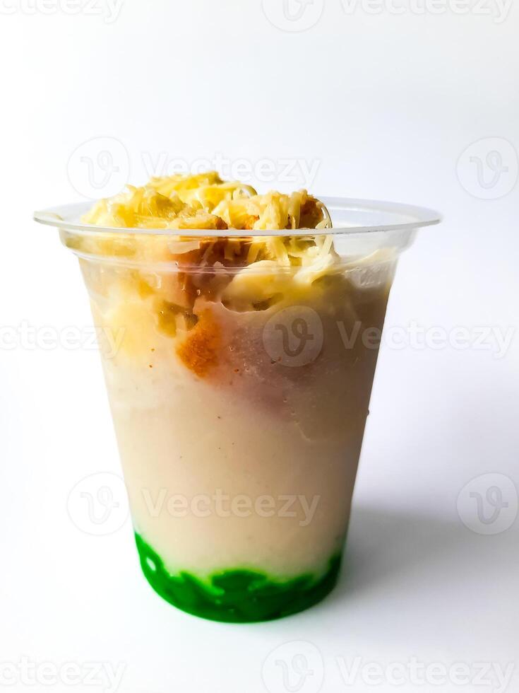 durian cendol ijs drinken bekroond met geraspt kaas en plakjes van brood foto