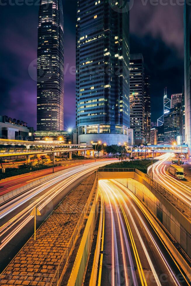 straat verkeer in hong Kong Bij nacht foto