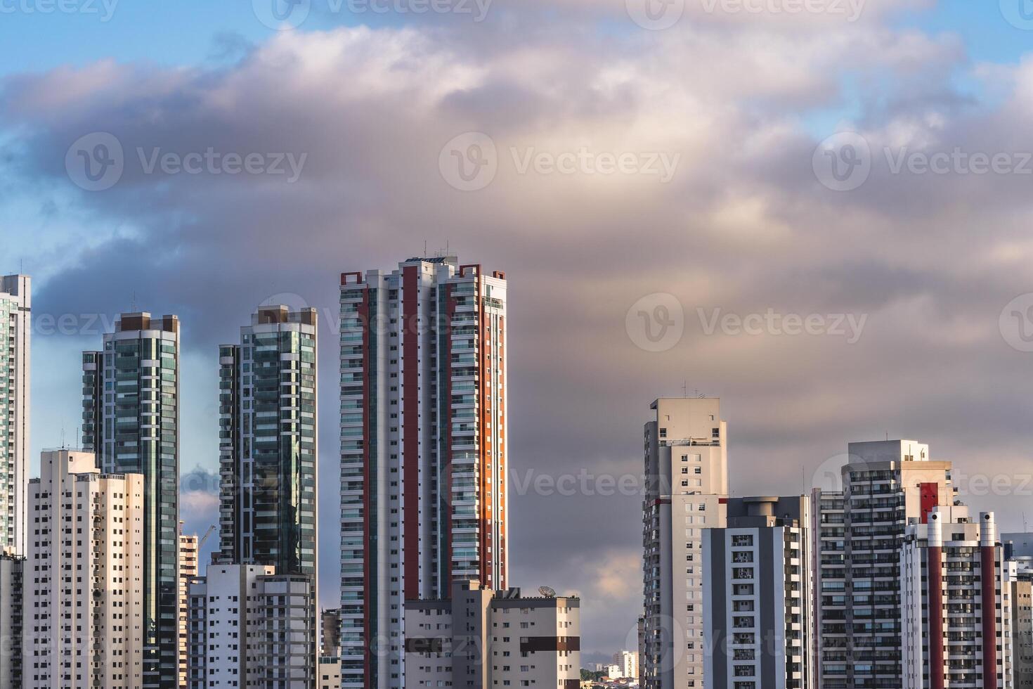 bewolkt avond over- de horizon van tatoeage, sao paulus, Brazilië. foto