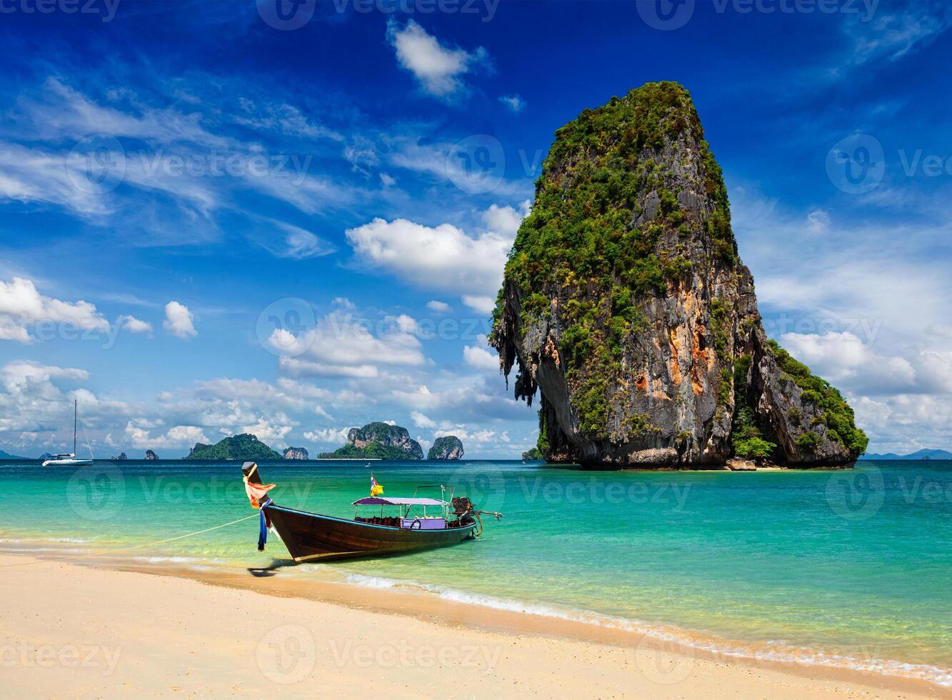 lange staartboot op strand, thailand foto