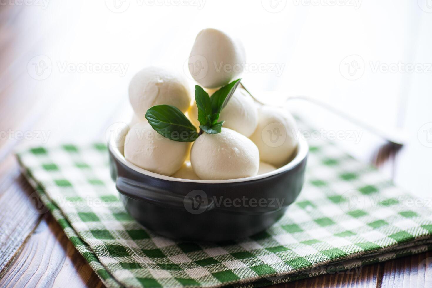 klein ballen van traditioneel Mozzarella in een keramisch kom foto