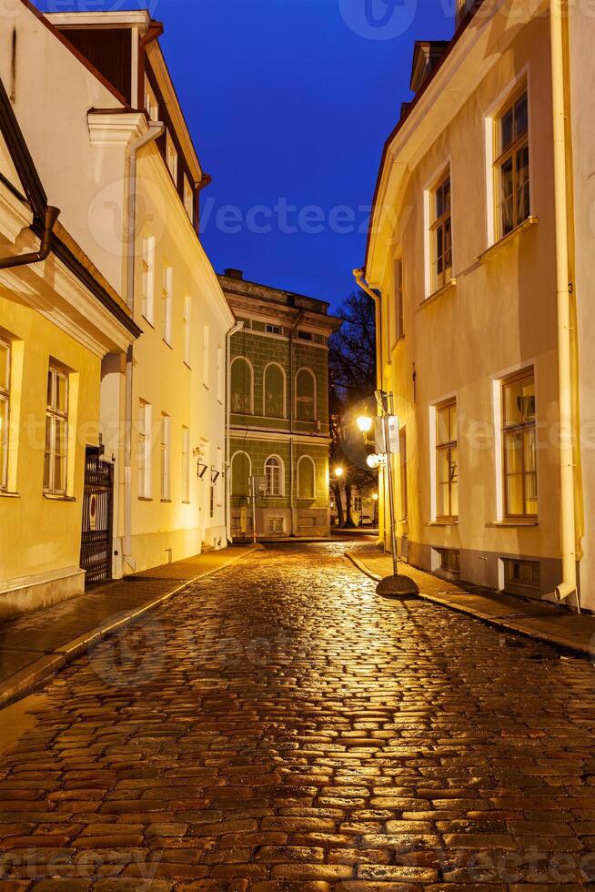 Tallinn straat in nacht, Estland foto