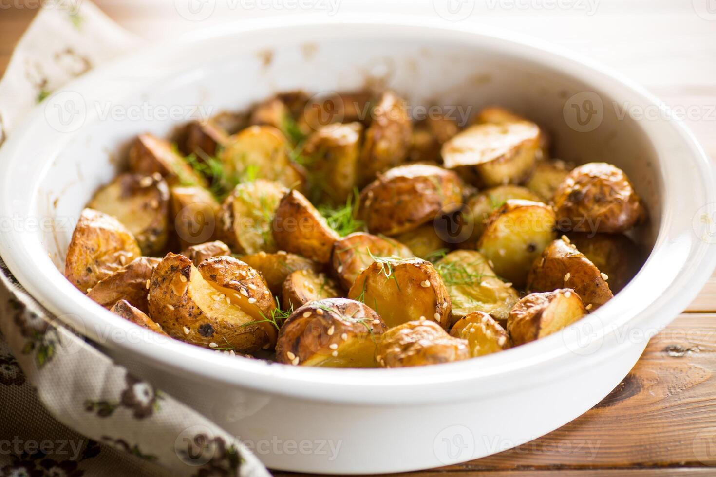 aardappelen gebakken met sesam zaden, kruiden en specerijen in de oven foto