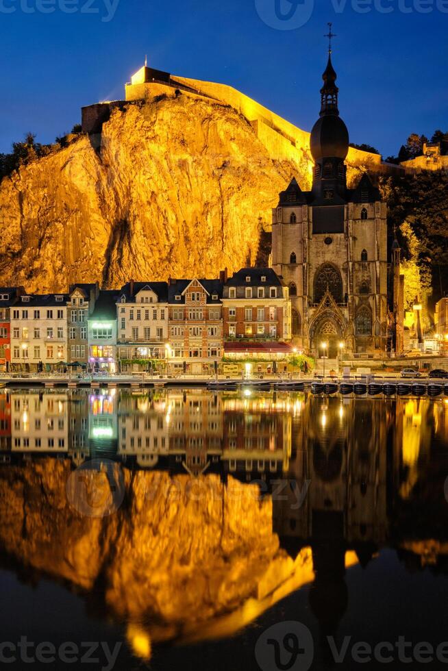 nacht visie van dinant dorp, belgie foto