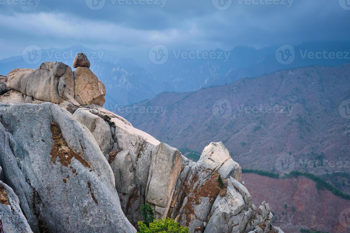 visie van ulsanbawi rots piek. seoraksan nationaal park, zuiden corea foto