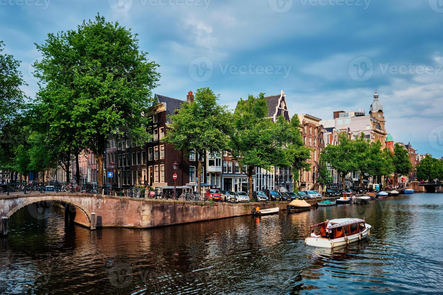 Amsterdam visie kanaal met boot, brug en oud huizen foto