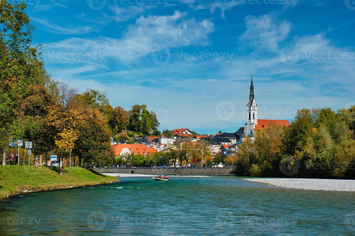 slecht tolz pittoreske toevlucht stad- in Beieren, Duitsland in herfst en isar rivier- foto