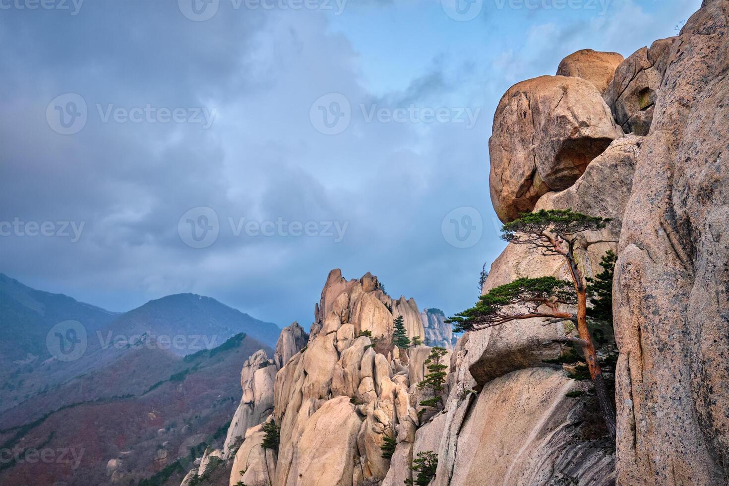 visie van ulsanbawi rots piek. seoraksan nationaal park, zuiden corea foto