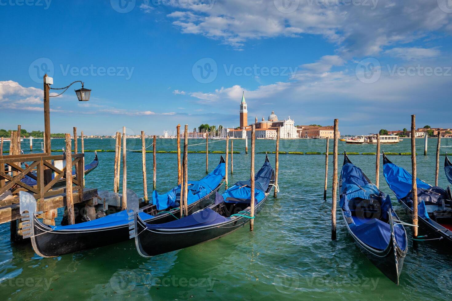 gondels en in lagune van Venetië door san marco vierkant. Venetië, Italië foto