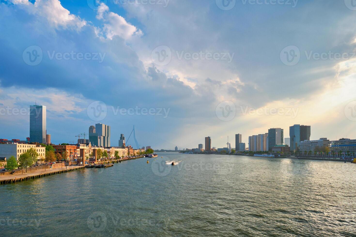 Rotterdam stadsgezicht visie over- nieuwe maas rivier, Nederland foto